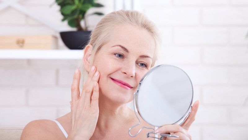 benefits of cinnamon for skin woman at mirror