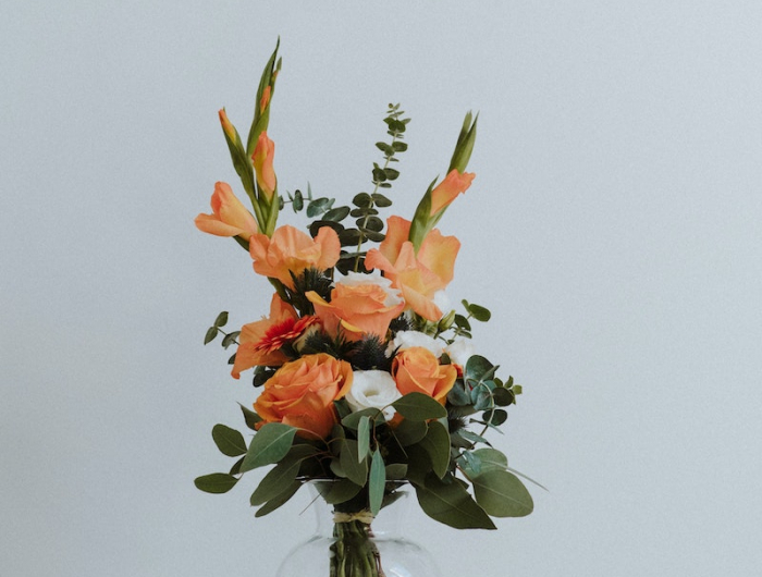 bouquet de fleurs automne octobre couleur oranges vase transparente