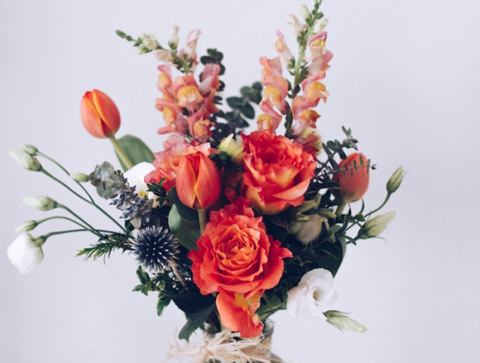 bouquet de fleurs dans une vase felurs orange et rose graminees