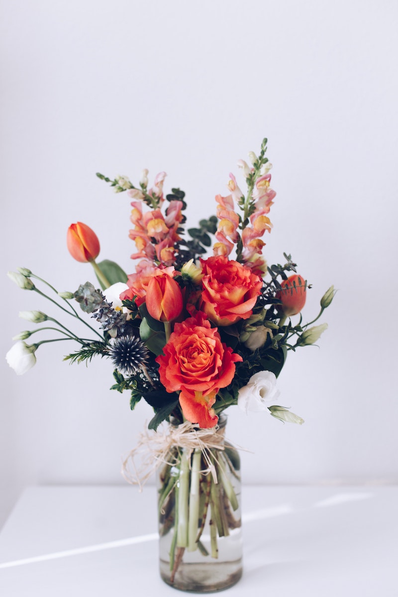bouquet de fleurs dans une vase felurs orange et rose graminees