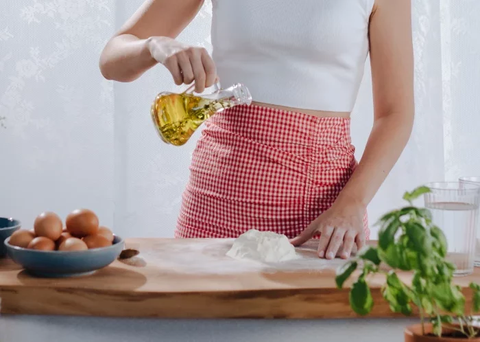 bouteille huile d olive citron herbes cuisine femme basilic en pot