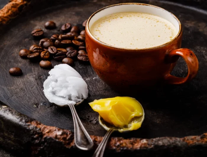 cafe avec du beurre beurre huile de coco dans des cuilleres