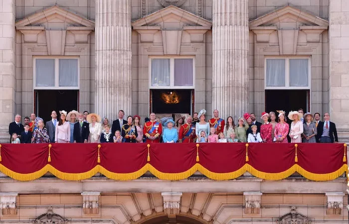 chapeau de la reine elisabeth antiquité la famille royale au balcon de bukingham