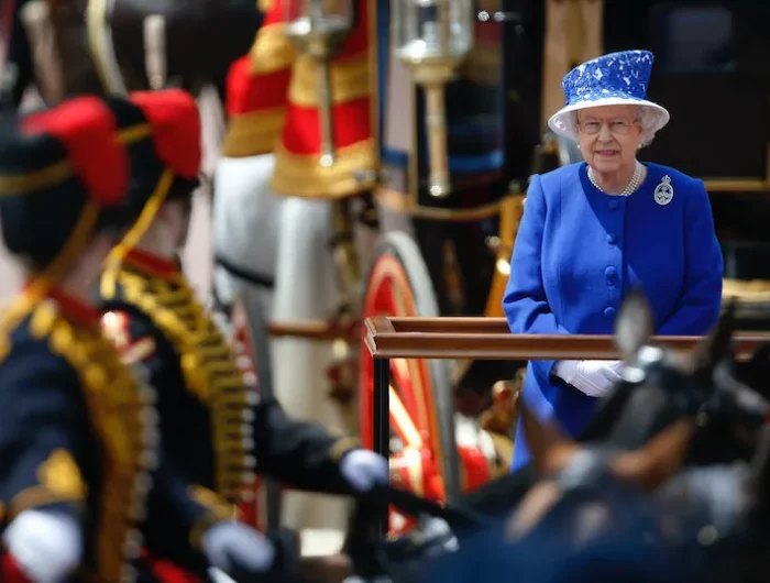 chapeau de la reine elisabeth balcon parade au capeau bleu marin