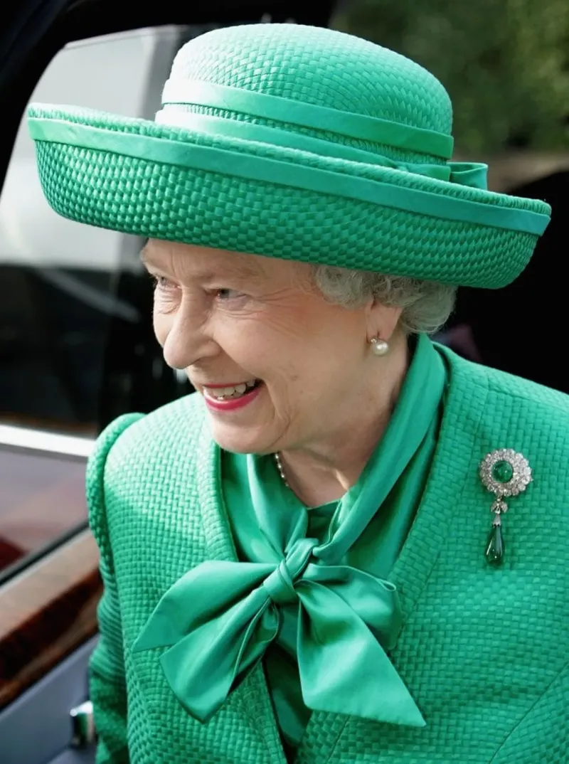 chapeau tenue monochrome couleurs vives chemisier noeud vert