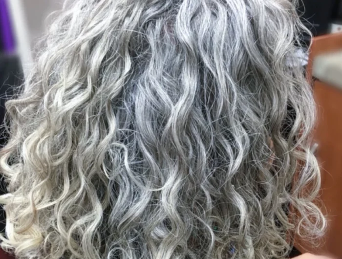 cheveux gris boucle coiffure