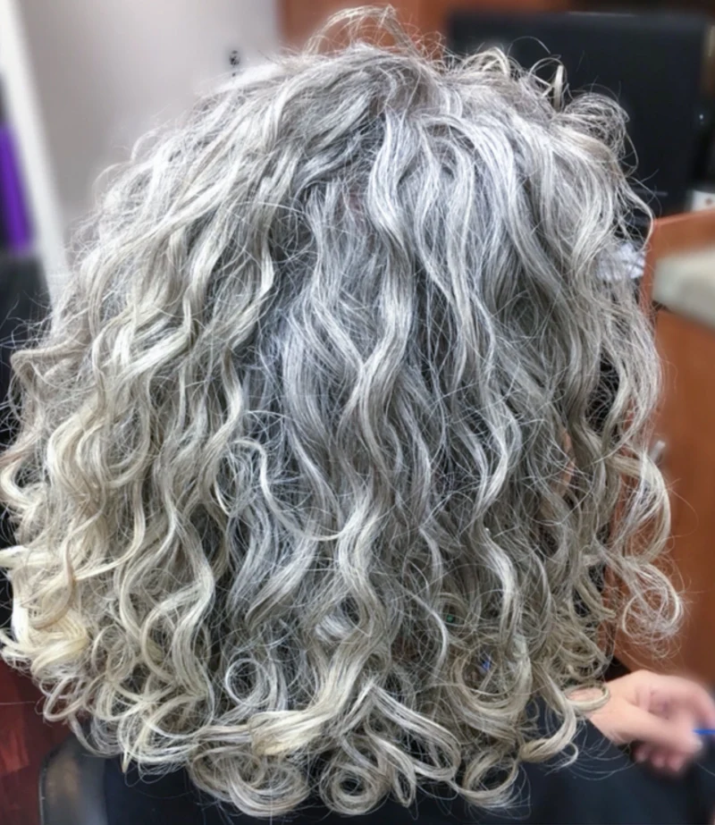 cheveux gris boucle coiffure