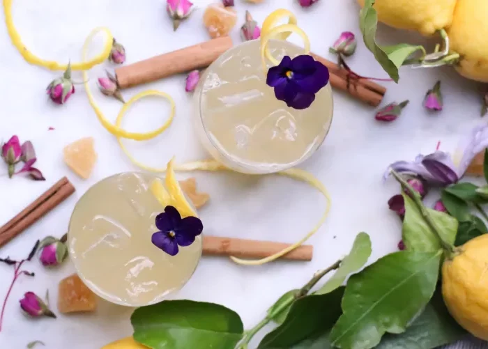 cocktail maison recette avec pelures de citron fleurs comestibles