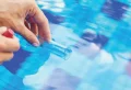 Peut-on vider l’eau de la piscine dans le jardin sans danger ?