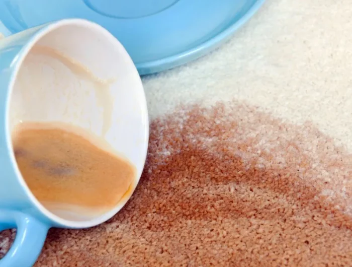 comment enlever une tache de café sur un tapis facilement produits detergents et remèdes naturels