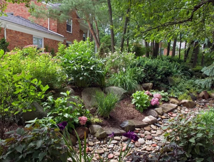 comment evacuer les eaux de pluis de le jardin fleurs cailloux jardin