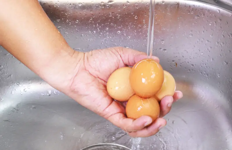 Cómo lavar los huevos con agua corriente caliente