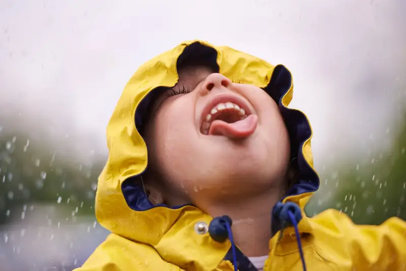 comment purifier l eau naturellement un enfant qui attrape les gouttes d eau