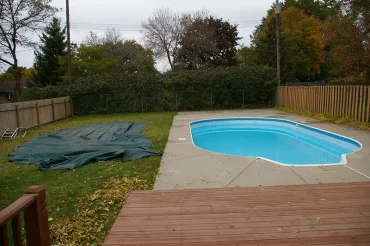 comment vider le fond d'une piscine dans la cour de la maison