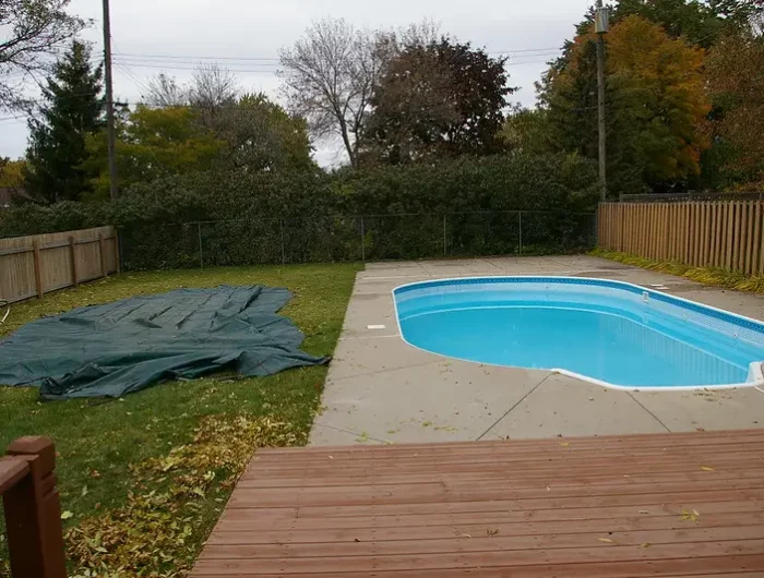 comment vider le fond d'une piscine dans la cour de la maison