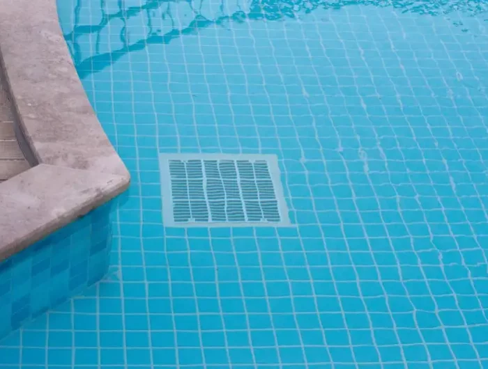 comment vider une piscine avec bonde de fond