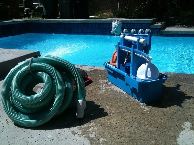 comment vider une piscine gonflable pompe et tuyau devant une piscine