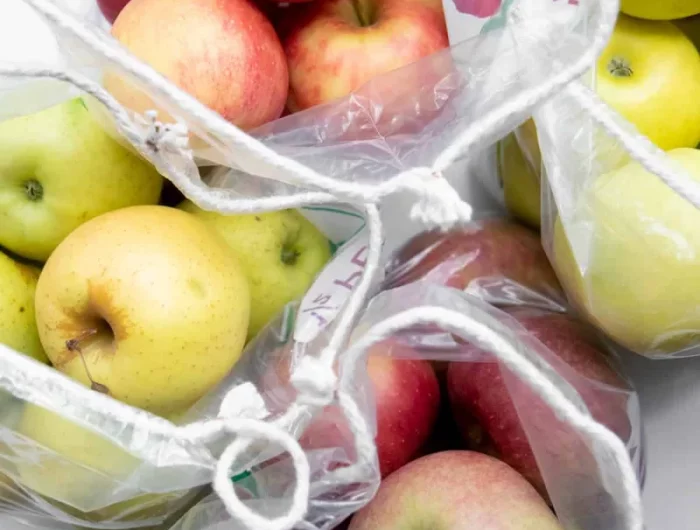 conserves les pommes dans des sacs en plastiques dans le frigo au frais