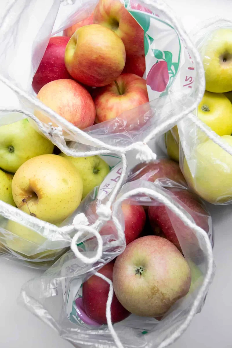conserves les pommes dans des sacs en plastiques dans le frigo au frais