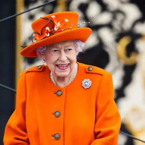 Les éléments mode emblématiques pour le style vestimentaire de la reine Elizabeth II