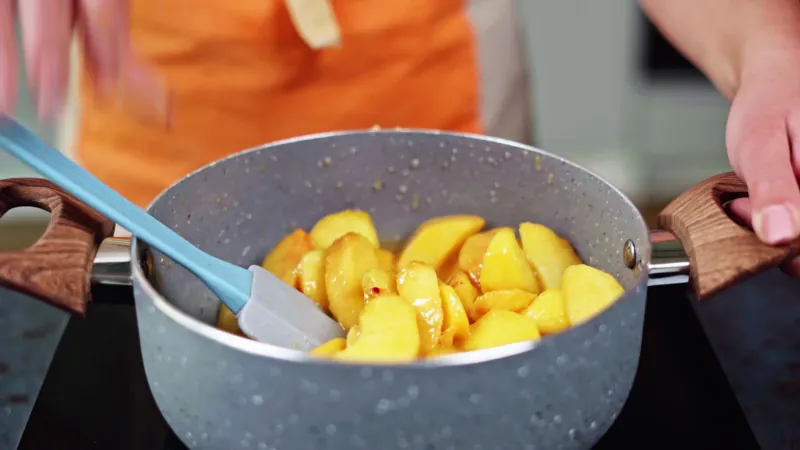 cuire des peches fraiches au feu moyen