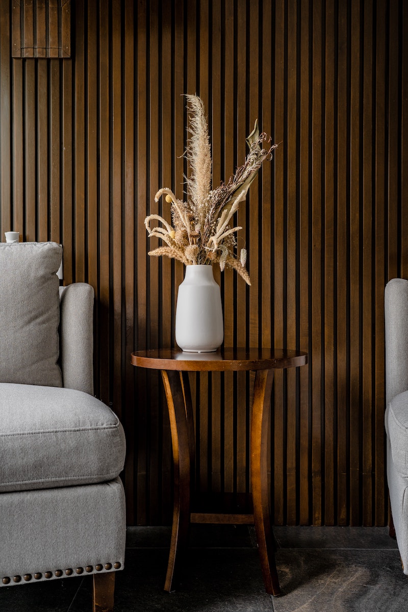 decoration bouqet de fleur sechees fauteuil table ne bois mur marron