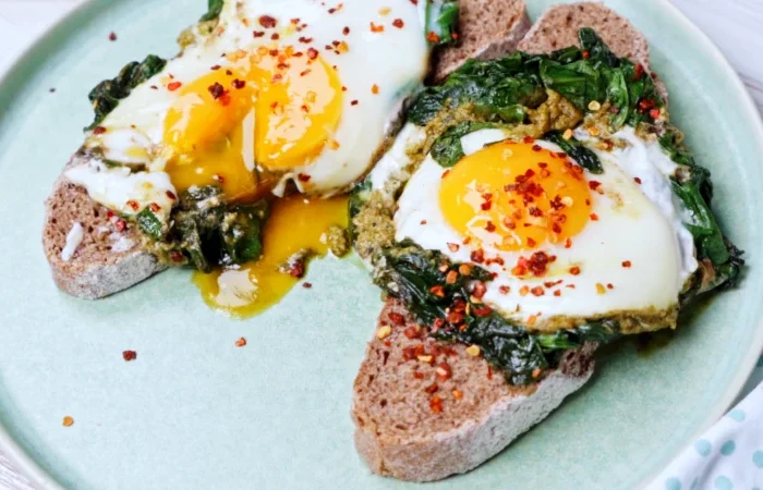 des tartines d oeuf au pesto et epinards sel et povre de cayenne