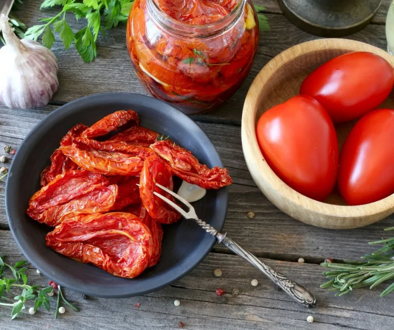 différence tomates séchées et tomates confites recettes et pérparation séchage tomates