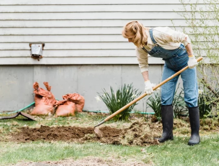 entretin jardin gazon femme jardinage sons cour arriere