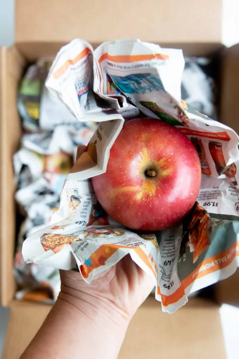 envelopper une pomme de papier journal comment conserver pommes efficacement
