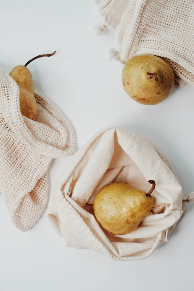 est ce que la poire est bonne pour les intestins poires jaunes sur fond blanc