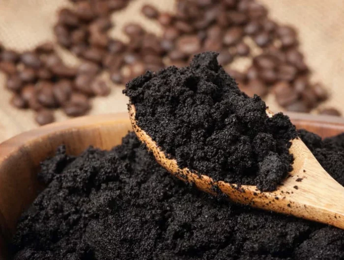est ce que le marc de cafe est bon pour les agrumes cafe dans une cuilliere en bois