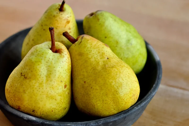 est il bon de manger une poire le soirgrosses poires dans un panier noir