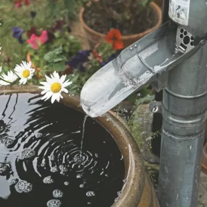 Évacuation de l'eau de pluie dans le jardin : quelles sont les règles et les solutions ?