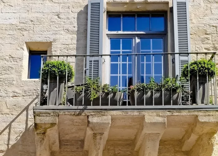facade batiment balcon volets fenetre plantes d hiver