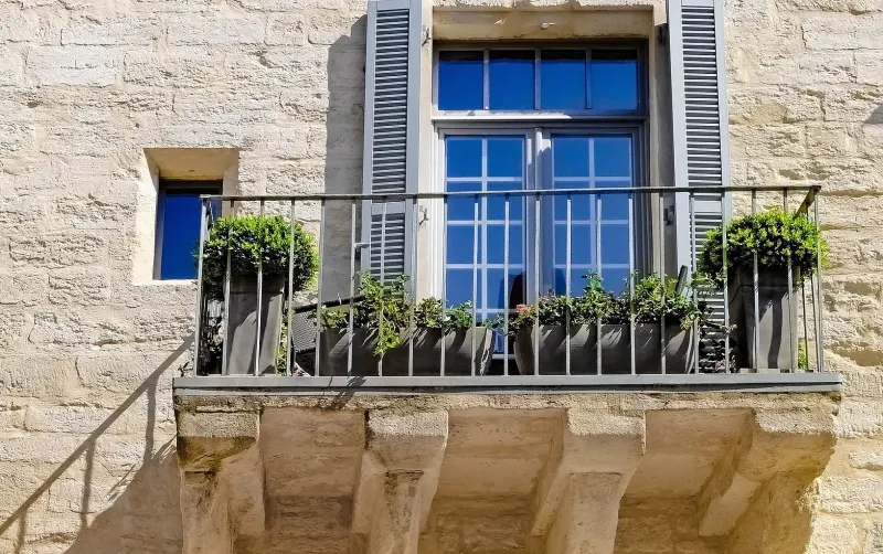 facade batiment balcon volets fenetre plantes d hiver