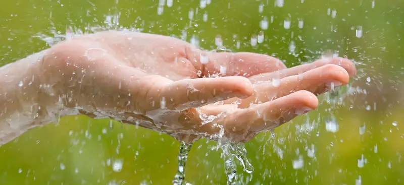 filtre eau de pluie fait maison une main sous la pluie