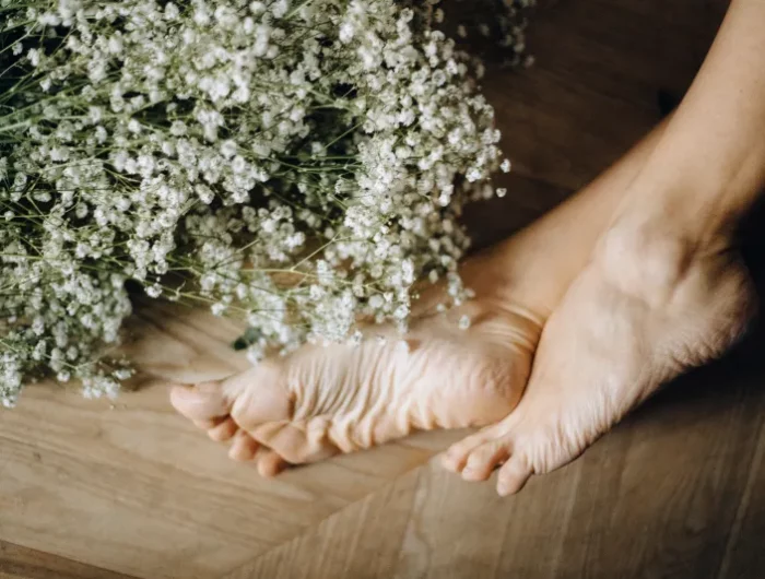 herbes sechees fleurs remedes pieds fatigues massage parquet