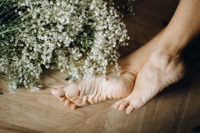 herbes sechees fleurs remedes pieds fatigues massage parquet