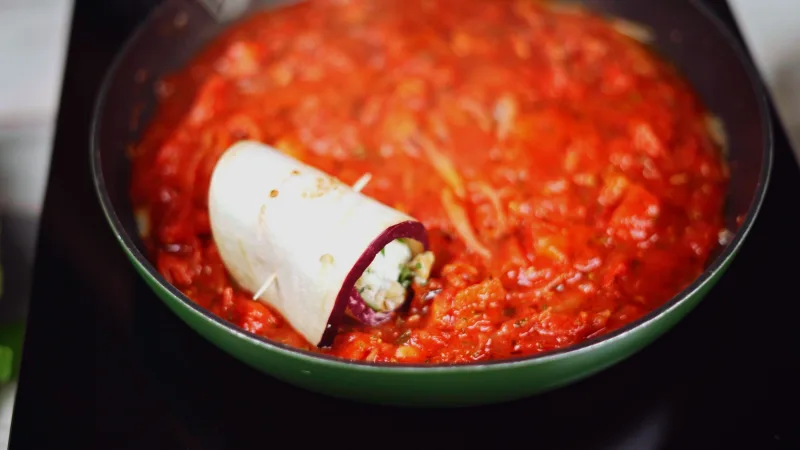idée entrée chaud repas d automne faire rouleaux d aubergines à la sauce tomate