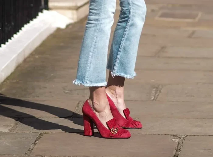 jeans dechires femme pantalon cheville chaussures talons rouges