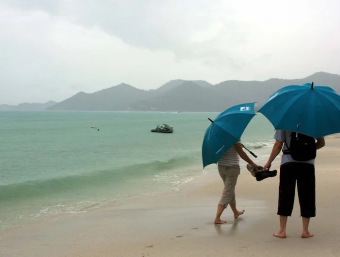 la probabilite detre frappe par la foudre deux personnes se promenent au bord dun lac avec parapluies