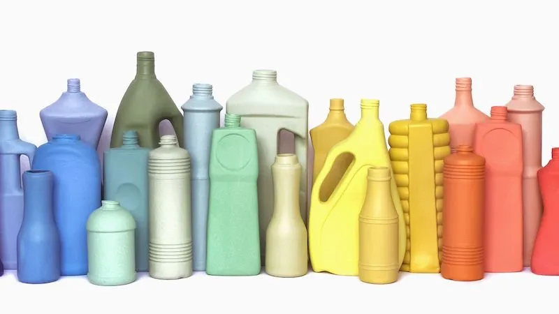 Les bouteilles en plastique dangereuses sont de différentes couleurs
