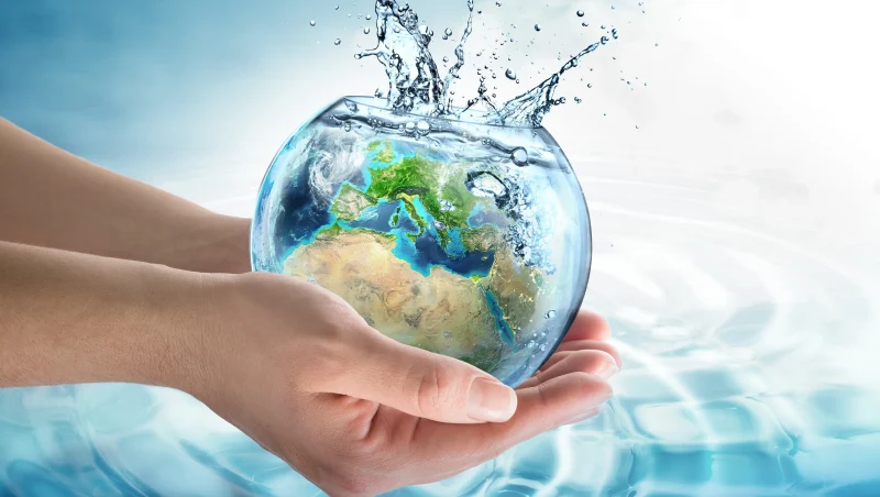 main globe eau blue economiser facture eau sauver la planete