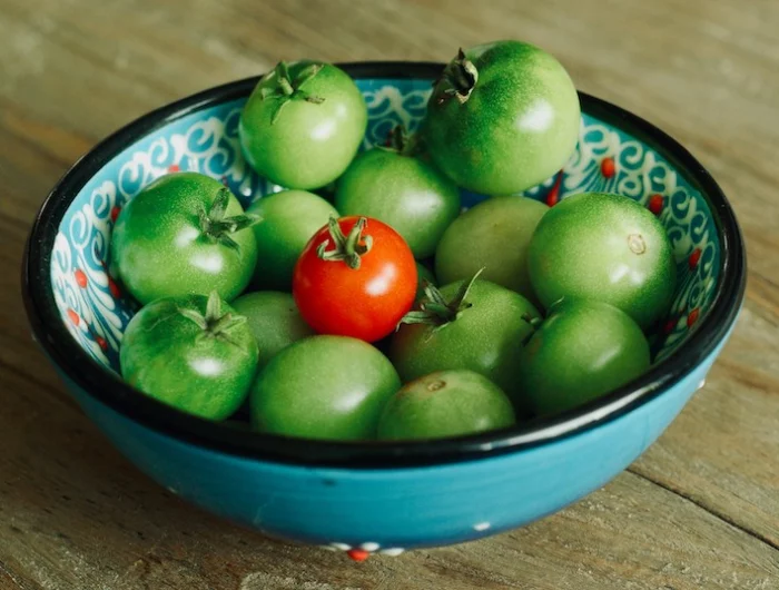 maintenir ses tomates en septembre tomates vertes etrouges dans une coupe