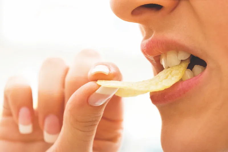 manger banane pour maigrir bienfaits chipes dans une bouche