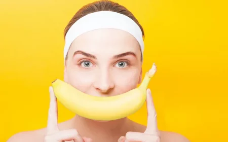 manger une banane le soir ou au gouter pour maigrir aléquilibre bienfaits jeune femme ala banane ala bouche