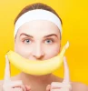 manger une banane le soir ou au gouter pour maigrir aléquilibre bienfaits jeune femme ala banane ala bouche