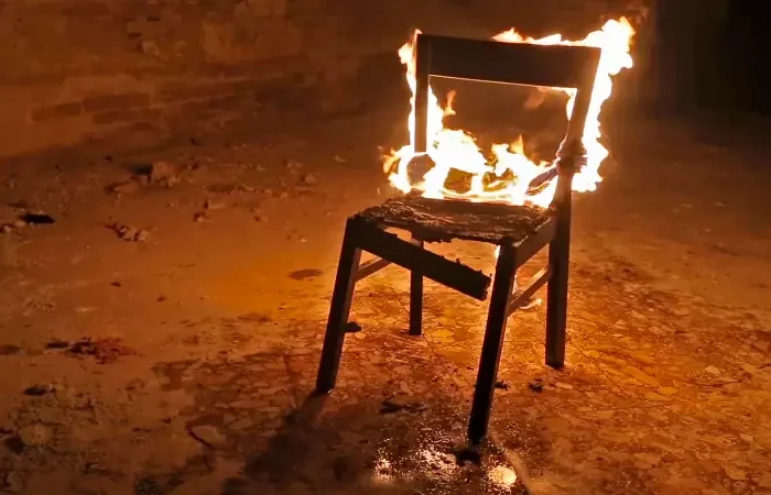 mauvais bois de chauffage une chaise anscienne qui brule