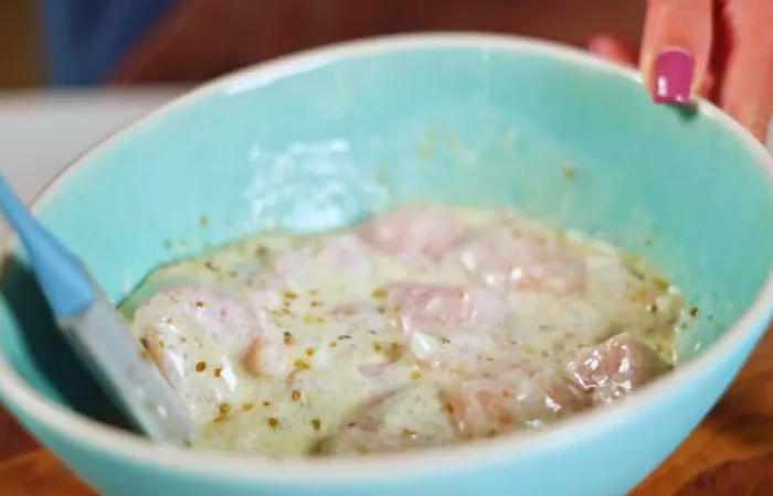 melanger pour bien enrober le poulet de la marinade